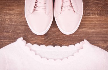 Kadınca pembe deri ayakkabı ve kazak kurullarında yalan