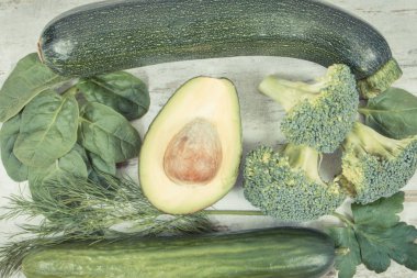 Klasik fotoğraf, kaynak vitamin ve mineral olarak doğal yeşil meyve ve sebze, sağlıklı beslenme kavramı.