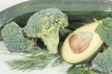 Klasik fotoğraf, kaynak vitamin ve mineral olarak doğal yeşil meyve ve sebze, sağlıklı beslenme kavramı.