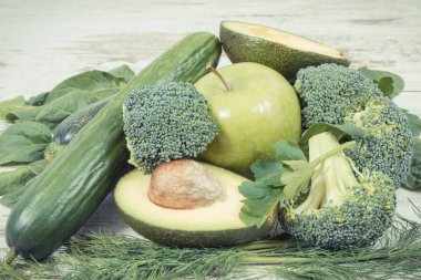 Vintage fotoğraf, taze yeşil meyve ve sebze lifleri, doğal vitaminler ve mineraller, sağlıklı beslenme kavramı