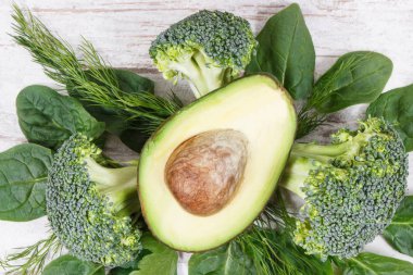 Taze yeşil meyve ve sebze lifleri, doğal vitaminler ve mineraller, sağlıklı beslenme kavramı