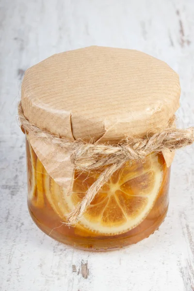 Citron Miel Dans Bocal Verre Posé Sur Vieux Carton Rustique — Photo