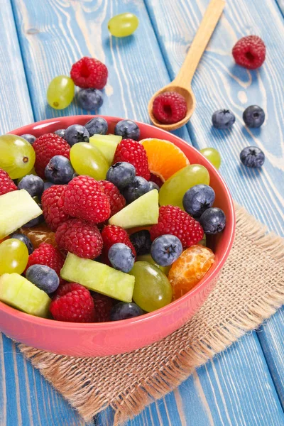 Salada Frutas Frescas Preparadas Com Framboesas Melão Mandarina Uvas Mirtilos — Fotografia de Stock