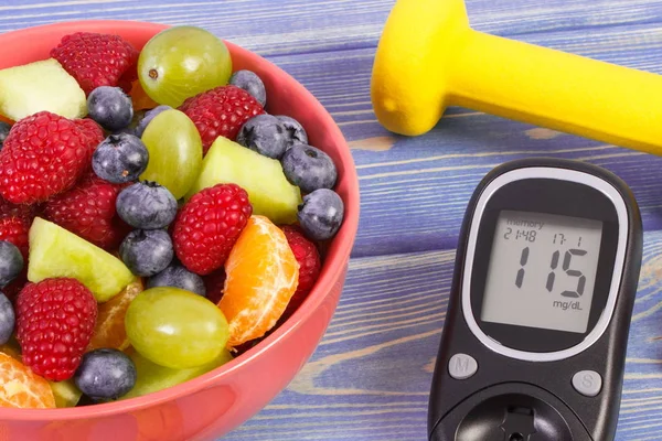 Ensalada Frutas Medidor Glucosa Para Controlar Nivel Azúcar Pesas Para — Foto de Stock