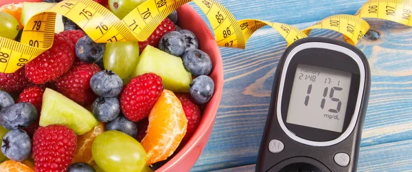 Salată Fructe Contor Glucoză Rezultat Măsurării Nivelului Zahărului Măsurării Benzii — Fotografie, imagine de stoc