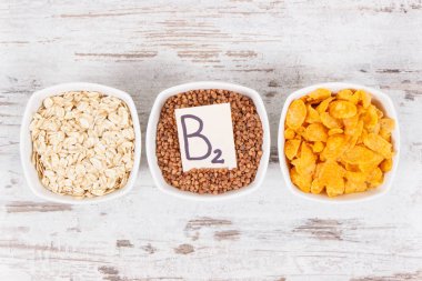 Maddeler veya B2 vitamini ve diyet lif, mineraller, sağlıklı beslenme kavramı doğal kaynakları içeren ürünler