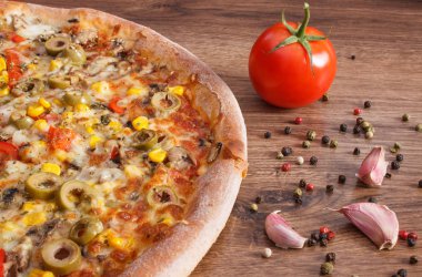 Taze pişmiş vejetaryen pizza sebze, malzemeler ve baharatlar, İtalyan mutfağı ve fast food kavramı ile