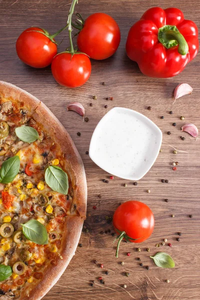 Frisch Gebackene Vegetarische Pizza Mit Gemüse Zutaten Und Gewürzen Auf — Stockfoto