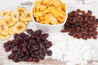 Kaynak Vitaminler, karbonhidratlar, diyet lifi ve mineraller, besleyici yemek kavramı olarak sağlıklı malzemelerle