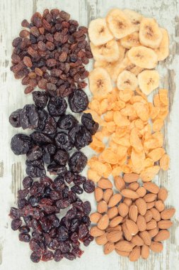 Klasik fotoğraf, kaynak karbonhidrat olarak kurutulmuş malzemeler, beslenme lifleri, vitaminler ve mineraller, sağlıklı ve besleyici yemek kavramı.