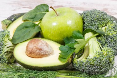 Doğal yeşil bileşenler veya kaynak vitamin ve mineral olarak ürünler, sağlıklı beslenme kavramı