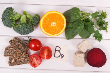 B9 vitamini içeren besleyici ürünler, doğal mineral ve folik asit kaynakları, sağlıklı beslenme kavramı