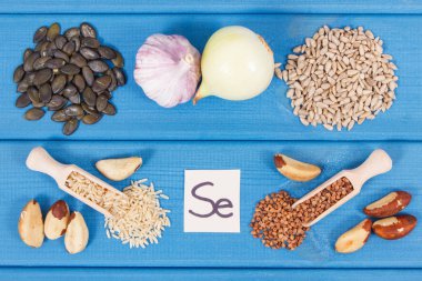 Selenyum, vitamin ve beslenme lifleri, doğal mineral kaynakları, sağlıklı yaşam tarzı ve besin içeren bileşenler veya ürünler