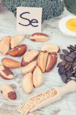 Klasik fotoğraf, selenyum, vitamin ve beslenme lifleri içeren yiyecek, doğal mineral kaynakları, sağlıklı yaşam tarzı ve besin konsepti