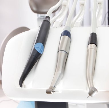 Diş aksesuarları ve modern dişçi ofisinde diş hekimleri tarafından kullanmak için sandalye