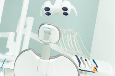 Diş aletleri ve aksesuarları modern dişçi ofisinde diş hekimleri tarafından kullanma