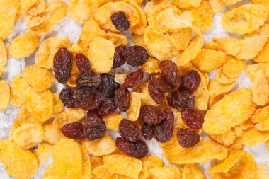 Mısır gevreği ve kaynak vitaminler, karbonhidratlar, diyet lifi ve mineraller olarak kuru kuru üzüm
