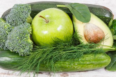 Doğal yeşil meyve ve sebzeler kaynak vitamin ve mineral olarak, sağlıklı beslenme kavramı