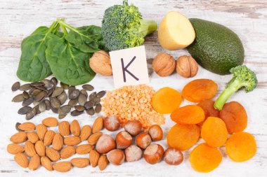 K vitamini, potasyum, diyet lifleri ve doğal mineraller içeren taze meyve ve sebzeler, sağlıklı beslenme konsepti