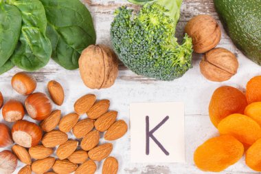Doğal malzemeler veya ürünler kaynak potasyum, K vitamini, mineraller ve beslenme lifleri, sağlıklı beslenme konsepti