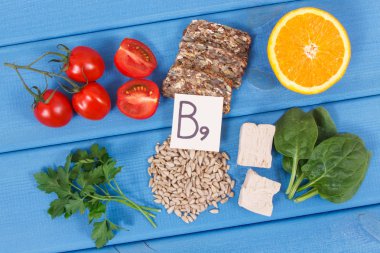 B9 vitamini içeren besleyici ürünler, doğal mineral ve folik asit kaynakları, sağlıklı beslenme kavramı