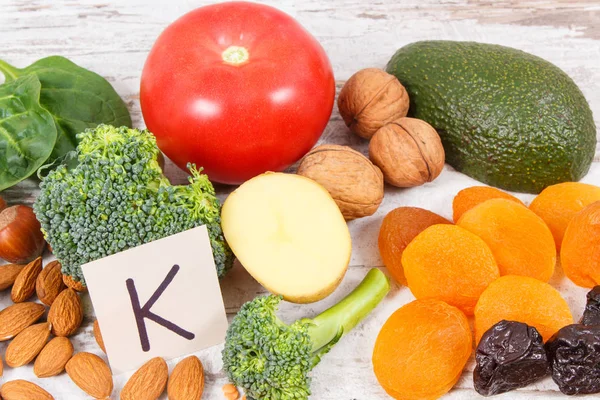 Doğal malzemeler veya ürünler kaynak potasyum, K vitamini, mineraller ve beslenme lifleri, sağlıklı beslenme konsepti