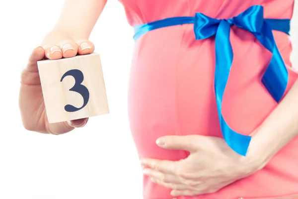 Ręka Kobiety Liczbą Trzeciego Miesiąca Ciąży Pojęcie Rozszerzania Rodziny Oczekuje — Zdjęcie stockowe