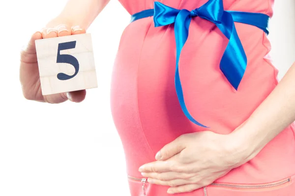 Hand Van Vrouw Met Aantal Van Vijfde Maand Van Zwangerschap — Stockfoto