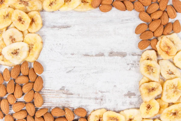 バナナチップとアーモンド ソース ビタミン 炭水化物 食物繊維 ミネラルとして — ストック写真