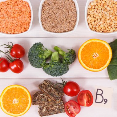 Kaynak olarak besleyici gıda B9 vitamini, beslenme lifleri, folik asit ve doğal mineraller, sağlıklı yaşam biçimleri kavramı