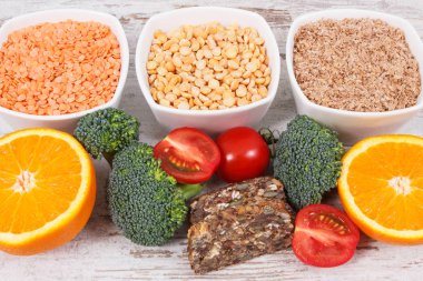 B9 vitamini içeren besleyici ürünler, doğal mineral ve folik asit kaynakları, sağlıklı beslenme kavramı