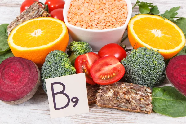 B9 vitamini içeren besleyici ürünler, doğal mineral ve folik asit kaynakları, sağlıklı beslenme kavramı