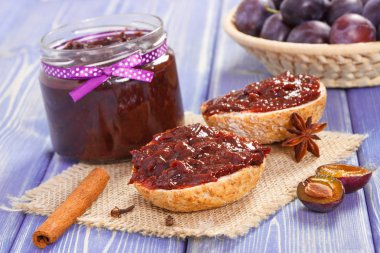 Taze sandviç Erik marmelat ya da reçel, sağlıklı tatlı snack, Kahvaltı veya tatlı kavramı ile hazırlanmış