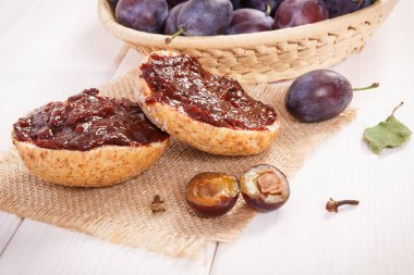 Erik marmelat ve reçel Jüt çuval bezi, lezzetli breakfast kavramı üzerinde sandviç