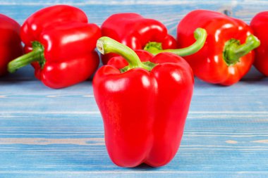 Tahtada duran taze kırmızı biber, sağlıklı beslenme kavramı.