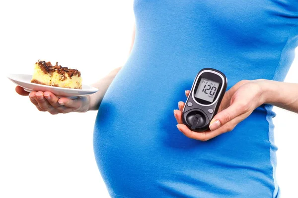 여성이 코터를 측정당 수치와 임신중 당뇨병 개념인 케이크 조각으로 신생아를 — 스톡 사진