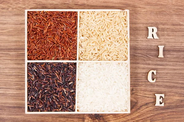 Beyaz, kahverengi, siyah ve kırmızı pilav. Kırsal tahtada yazılı. Sağlıklı, glütensiz yiyecek ve beslenme kavramı.