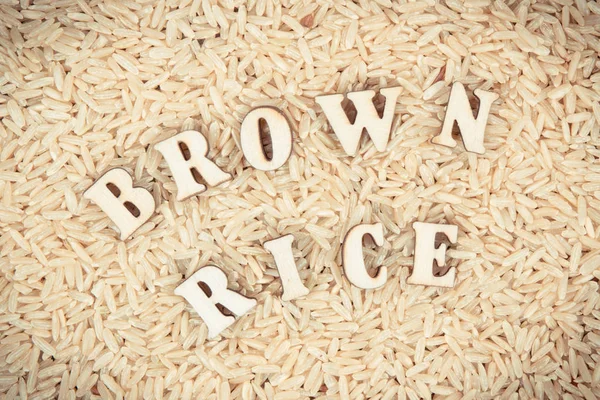 Arka plan, sağlıklı, gluten ücretsiz Gıda ve beslenme kavramı olarak yazıt ile kahverengi pirinç yığını