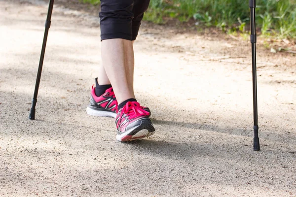 Piernas Anciana Mujer Mayor Zapatos Deportivos Practicando Senderismo Nórdico Concepto —  Fotos de Stock