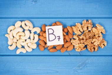 Vitamin ve lif, mineraller, sağlıklı beslenme kavramı doğal kaynakları içeren besleyici ürünler