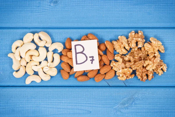 Vitamin ve lif, mineraller, sağlıklı beslenme kavramı doğal kaynakları içeren besleyici ürünler