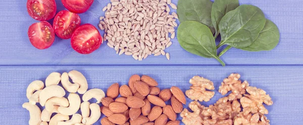 Klasik fotoğraf, B7 vitamini, diyet lifleri ve doğal mineraller içeren besleyici farklı malzemeler, sağlıklı beslenme konsepti.