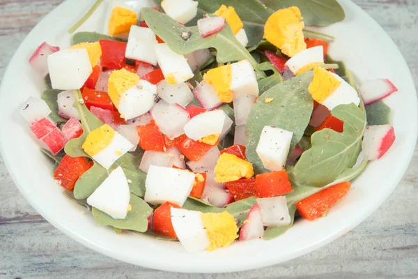 Friss Borsos Saláta Zöldséggel Tojással Üvegtálban Egészséges Életmód Táplálkozás Koncepciója — Stock Fotó