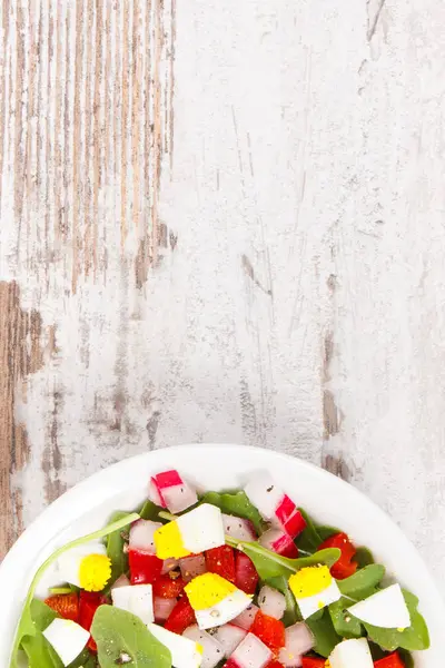 Ensalada Fresca Pelada Con Verduras Huevos Cuenco Vidrio Concepto Estilos —  Fotos de Stock