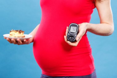 Yenidoğan için bekliyor iyi sonuç ölçü şeker seviyesi ve peynirli kek, şeker hastalığı, beslenme, gebelikte kavramı ile glikoz metre tutan hamile kadın