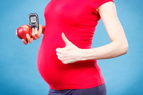 Zwangere Vrouw Duimen Opdagen Houden Van Verse Rijpe Appel Glucometer — Stockfoto