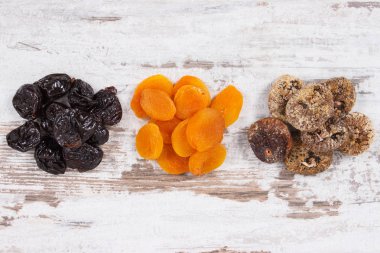 Doğal vitaminler, mineraller ve diyet lifleri içeren bileşenler veya ürünler, sağlıklı yaşam tarzı, gıda ve beslenme kavramı