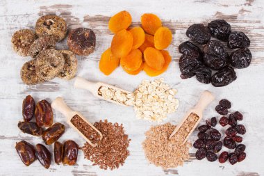 Doğal vitaminler, mineraller ve diyet lifleri içeren bileşenler veya ürünler, sağlıklı yaşam tarzı, gıda ve beslenme kavramı