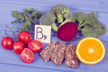 B9 vitamini içeren besleyici ürünler, doğal mineral ve folik asit kaynakları, sağlıklı beslenme kavramı