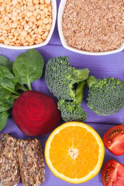 Kaynak olarak besleyici gıda B9 vitamini, beslenme lifleri, folik asit ve doğal mineraller, sağlıklı yaşam biçimleri kavramı